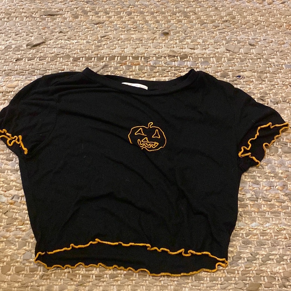 A cute teen and girls too for Halloween no stains or rips crinkle cut top!!